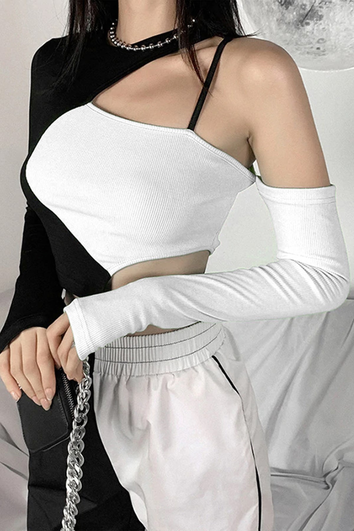 Kadın Siyah Beyaz Omuz Detaylı Crop Bluz