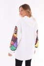 Oversize Kadın Figür İşlemeli Kapüşonlu Salaş Beyaz Sweatshirt